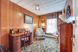 una oficina con escritorio y silla en una habitación en Pet-Friendly Franklinville Farmhouse with Sunroom!, 