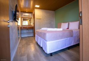 um quarto com uma cama grande num quarto em Bella Rosa Noronha em Fernando de Noronha