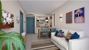 ein Wohnzimmer mit Couch und ein Esszimmer in der Unterkunft Hotel Quinta de Santa Bárbara Eco Resort in Pirenópolis