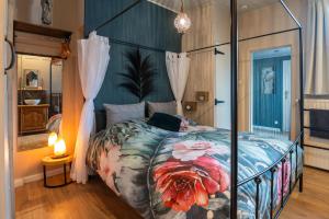 1 Schlafzimmer mit einem Bett mit Blumenbettdecke in der Unterkunft Lilly-Fleur vakantieverhuur Nieuwpoort in Nieuwpoort