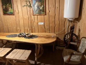 un tavolo in legno in una stanza con lampada e sedie di Pirtis link Moletu a Vilnius