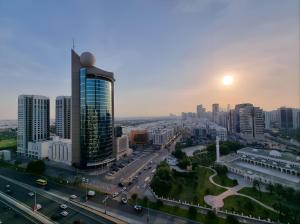 una vista aérea de una ciudad con edificios en Heart of Abu Dhabi - Elite Community, en Abu Dabi
