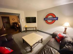 Χώρος καθιστικού στο Red Door - The London Maisonette