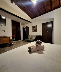ein Wohnzimmer mit einem Bett und einem Sofa in der Unterkunft Casa Jardín Macondo in Medellín