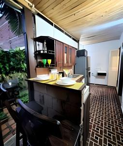 eine Küche mit einer Theke und einem Kühlschrank in der Unterkunft Casa Jardín Macondo in Medellín
