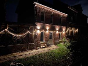 La folie douce, maison d'hôtes : مبنى من الطوب مع أضواء عليه في الليل