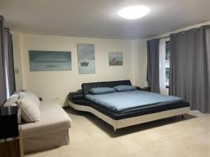 En eller flere senge i et værelse på TRIPLET Suite Rayong Seaview Private Beach + 48 billeder