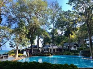 Swimmingpoolen hos eller tæt på TRIPLET Suite Rayong Seaview Private Beach