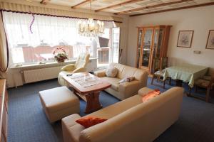 ein Wohnzimmer mit Sofas und einem Tisch in der Unterkunft Ferienhaus Residenz Wismar - ABC430 in Wismar
