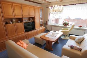 ein Wohnzimmer mit einem Sofa und einem Tisch in der Unterkunft Ferienhaus Residenz Wismar - ABC430 in Wismar