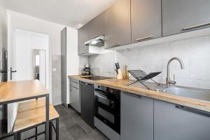 una cucina con lavandino e piano di lavoro di NICE RENTING - PHILIBERT - Elegant Spacious Quiet Near the Port Free Parking a Nizza