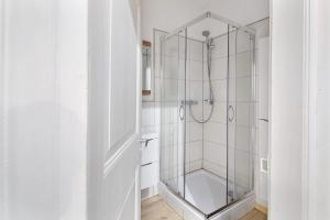 a bathroom with a shower with a glass door at Vogelsberger Bett 5 die 1 in Alsfeld