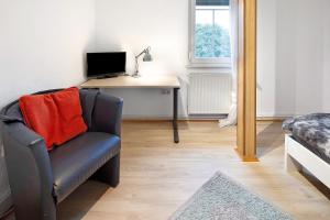 a living room with a chair and a desk at Vogelsberger Bett 5 die 1 in Alsfeld