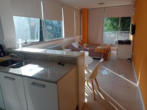 Habitación con cocina y sala de estar. en ABASTO EL SOLAR PREMIUM en Buenos Aires