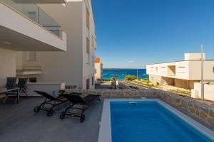 Hồ bơi trong/gần Dolphin view with a pool by the beach