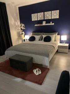 Un pat sau paturi într-o cameră la Holidays Stoja Posedarje +8 fotografii