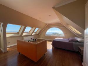 a bedroom with a bed and some windows at Casa Zeta in Viña del Mar