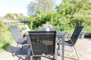 un televisor sentado en una mesa con sillas en FeWo Thule Poel an der Ostsee - ABC368 - nur Feriengäste!, en Kirchdorf