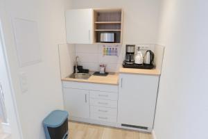 Una pequeña cocina con fregadero y microondas. en FeWo Thule Poel an der Ostsee - ABC368 - nur Feriengäste!, en Kirchdorf