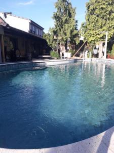 una piscina de agua azul frente a una casa en Wacholderweg 10,Hans Hyzak, en Düsseldorf