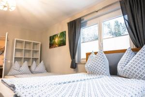 una camera da letto con due letti e una finestra di Real Top 1 a Keutschach am See
