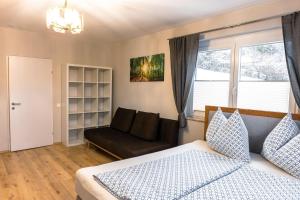 una camera con letto, divano e finestra di Real Top 1 a Keutschach am See