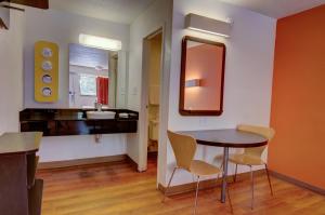 Foto da galeria de Motel 6-Kansas City, MO em Kansas City