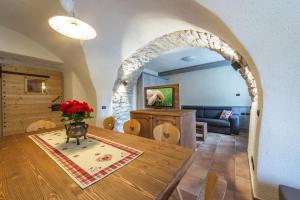Televízia a/alebo spoločenská miestnosť v ubytovaní Agritur Casa Fabri