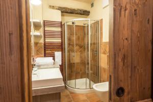 コーレドにあるAgritur Casa Fabriのバスルーム(シャワー、洗面台、トイレ付)