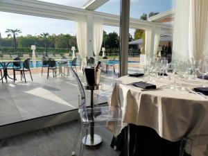 un restaurante con mesas y sillas y una piscina en Hotel Michelino Bologna Fiera, en Bolonia