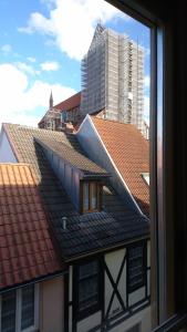 - une vue sur les toits depuis la fenêtre d'un bâtiment dans l'établissement Glockenspiel - ABC357, à Wismar