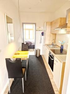 une petite cuisine avec une table et une salle à manger dans l'établissement Glockenspiel - ABC357, à Wismar
