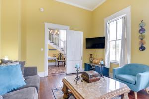 Posezení v ubytování Galveston Getaway with Patio Near Porretto Beach!