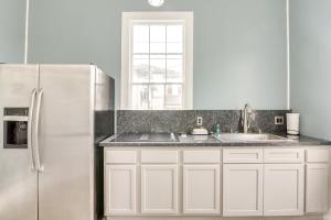 Kuchyň nebo kuchyňský kout v ubytování Galveston Getaway with Patio Near Porretto Beach! + 31 fotografií