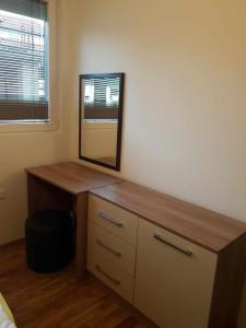 uno specchio sopra un comò in una camera da letto di APARTMANS AJAN OHRID a Ohrid