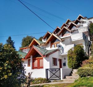 una casa blanca con un montón de techos en Miralago I en San Carlos de Bariloche