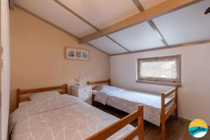 una camera da letto con due letti e una finestra di Zeevibes a Oostduinkerke