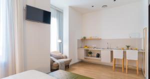 Televízia a/alebo spoločenská miestnosť v ubytovaní Hotel Catalina