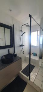 Kúpeľňa v ubytovaní Villa sur le toit - Vue mer exceptionnelle