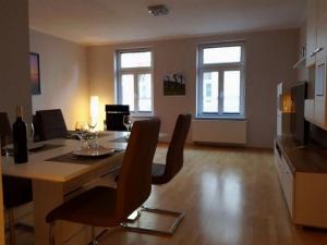 ein Wohnzimmer mit einem Esstisch mit Stühlen in der Unterkunft Kutter - ABC200 in Wismar