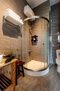 ein Badezimmer mit Dusche und Toilette in der Unterkunft Villa De Pastry Vesta Collections in Ho-Chi-Minh-Stadt