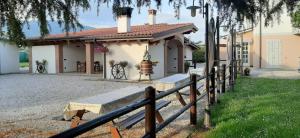 a house with a bench in front of a fence at Agriturismo da Mea in Santorso