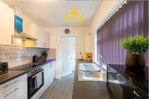 una cocina con fregadero y encimera en Elizabeth Place, en Crewe
