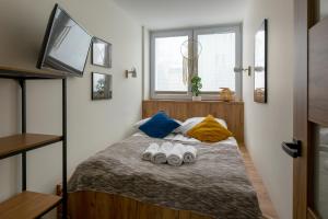 sypialnia z łóżkiem z dwoma ręcznikami w obiekcie Apartament Zakątek Kudowa Przytulny w Kudowie Zdroju