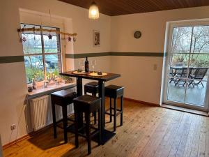 une chambre avec une table, des chaises et une fenêtre dans l'établissement Ferienhaus am Poggensee, à Bad Oldesloe