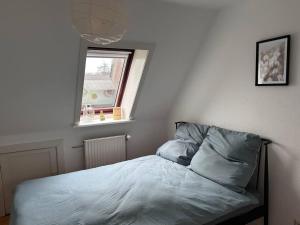 - un lit dans une chambre avec fenêtre dans l'établissement Ferienhaus am Poggensee, à Bad Oldesloe