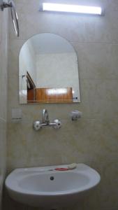 a bathroom with a sink and a mirror at Намира се под връх Исполин,на 5км от Шипка,има 300м ски писта със Чайна и ски гардероб+детски шейни,паркинг, Леглова база-35 места разпределени в 11 стаи,всички стаи са със самостоятелна баня и тоалетна. 