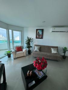 sala de estar con sofá y mesa en Torres del Lago B-2, en Cartagena de Indias