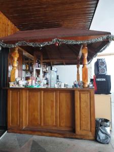 a wooden bar in a room with at Намира се под връх Исполин,на 5км от Шипка,има 300м ски писта със Чайна и ски гардероб+детски шейни,паркинг, Леглова база-35 места разпределени в 11 стаи,всички стаи са със самостоятелна баня и тоалетна. 