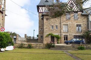 an old brick building with a car parked in front of it at Villa Ellerslie in Saint Malo